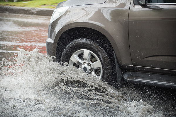 7 Tips for Preventing Hydroplaning on Wet Roads